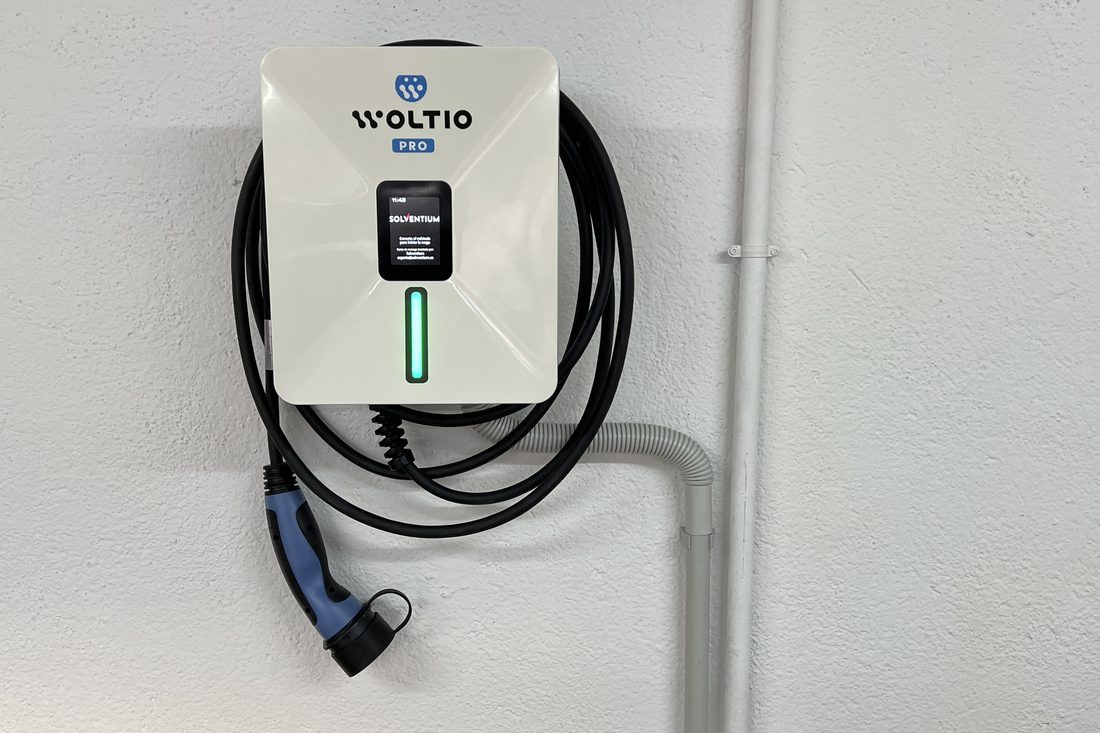 Cargador de coche eléctrico con pocos kW contratados: instalarlo sin subir la potencia