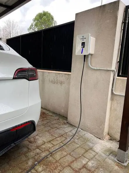 Cargando un Tesla · garaje