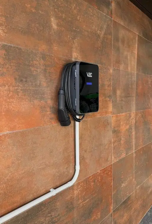 Cargador V2C Trydan instalado por Solventium Ingenieros