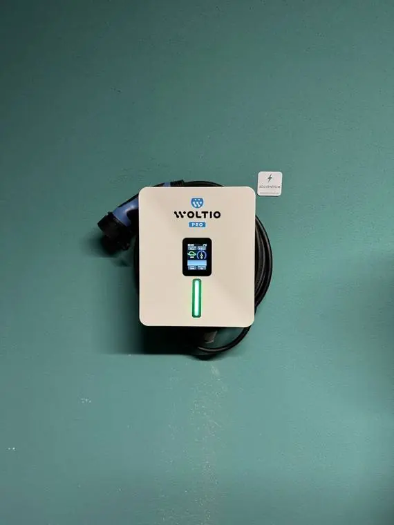Cargador Woltio Pro con pantalla a color, instalado por Solventium Ingenieros